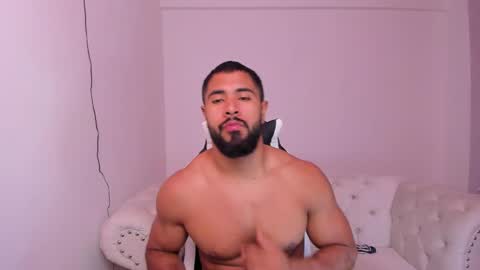 Snapshot of santiago_huntt chatting on February 11, 12:16 pm santiago_huntt online show from February 11, 12:16 pm