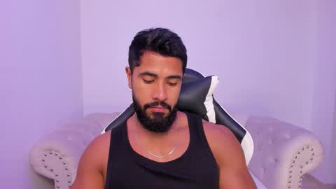 santiago_huntt online show from December 23, 1:14 am