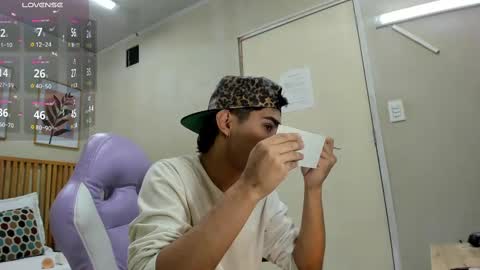 Snapshot of santiago_johnson_ chatting on September 16, 1:23 pm santiago_johnson_ online show from September 16, 1:23 pm