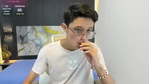 Snapshot of santiago_russo18 chatting on September 30, 12:32 pm santiago_russo18 online show from September 30, 12:32 pm