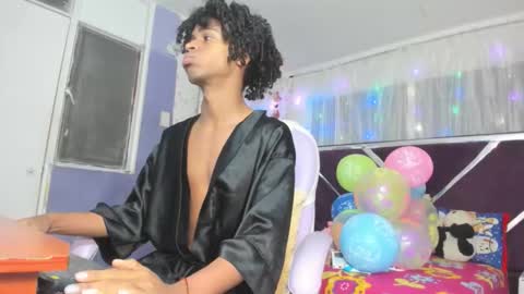 Snapshot of santy_bigcock_01 chatting on December 17, 12:11 pm santy online show from December 17, 12:11 pm