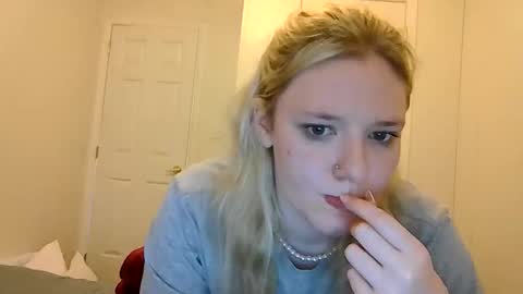 sara9920 online show from April 14, 8:15 pm