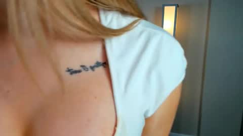 Snapshot of sara_fest chatting on February 7, 2:04 pm sara_fest online show from February 7, 2:04 pm