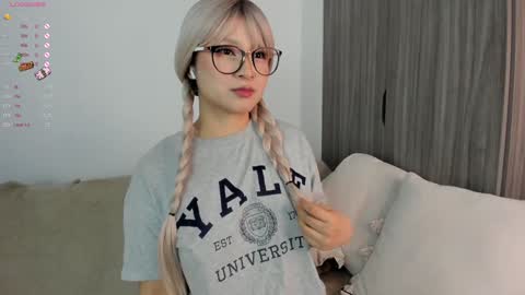 Snapshot of sara_kim_ chatting on January 15, 1:02 am Sara new account give me thomb up Follow me help me reach 15k followers again online show from January 15, 1:02 am