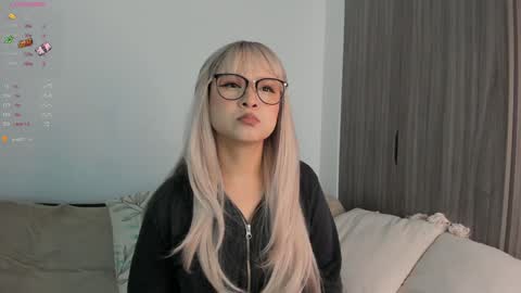 Snapshot of sara_kim_ chatting on January 16, 3:34 am Sara new account give me thomb up Follow me help me reach 15k followers again online show from January 16, 3:34 am