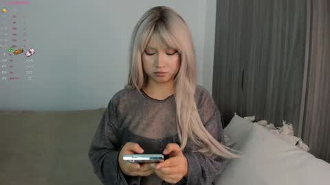 Snapshot of sara_kim_ chatting on January 19, 3:18 am Sara new account give me thomb up Follow me help me reach 15k followers again online show from January 19, 3:18 am