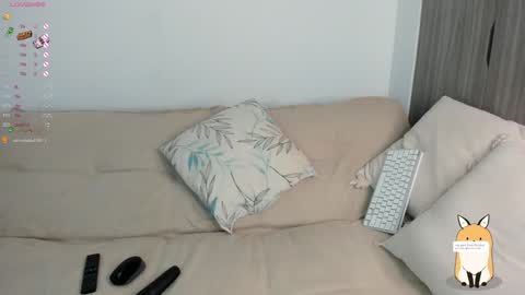 Snapshot of sara_kim_ chatting on February 4, 1:34 am Sara new account give me thomb up Follow me help me reach 15k followers again online show from February 4, 1:34 am