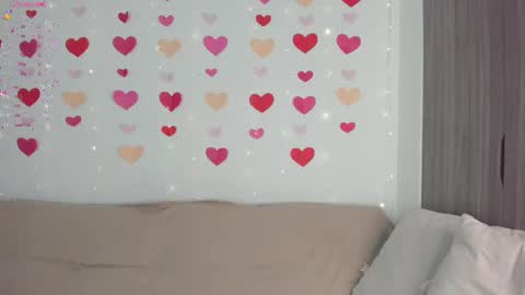 Snapshot of sara_kim_ chatting on February 17, 1:04 am Sara new account give me thomb up Follow me help me reach 15k followers again online show from February 17, 1:04 am