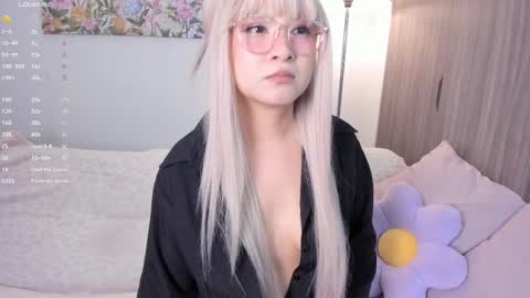 Snapshot of sara_kim_ chatting on September 23, 12:02 am Sara new account give me thomb up Follow me help me reach 15k followers again online show from September 23, 12:02 am