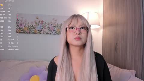 Snapshot of sara_kim_ chatting on October 1, 11:33 pm Sara new account give me thomb up Follow me help me reach 15k followers again online show from October 1, 11:33 pm