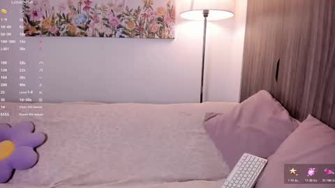 Snapshot of sara_kim_ chatting on October 20, 10:10 pm Sara new account give me thomb up Follow me help me reach 15k followers again online show from October 20, 10:10 pm