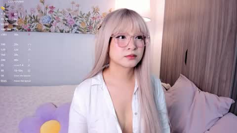 Snapshot of sara_kim_ chatting on October 26, 10:47 pm Sara new account give me thomb up Follow me help me reach 15k followers again online show from October 26, 10:47 pm