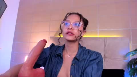 Snapshot of sara_mac_ chatting on July 1, 1:34 pm Sara online show from July 1, 1:34 pm