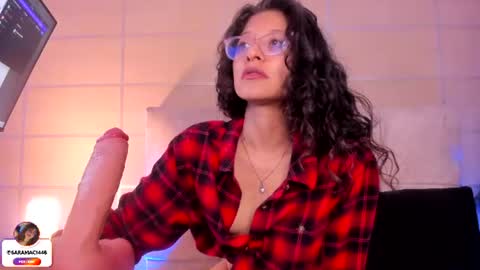 Snapshot of sara_mac_ chatting on July 24, 3:32 pm Sara online show from July 24, 3:32 pm