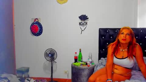 Snapshot of sara_parker__ chatting on October 26, 4:35 pm Sara Parker online show from October 26, 4:35 pm