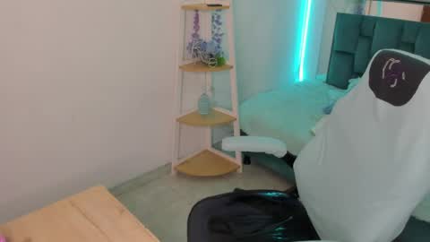 sara_red_x online show from May 25, 3:12 am