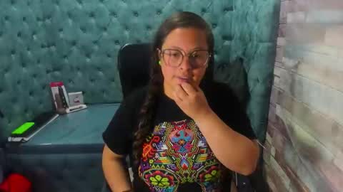 sara_thonson_ online show from April 15, 4:41 am