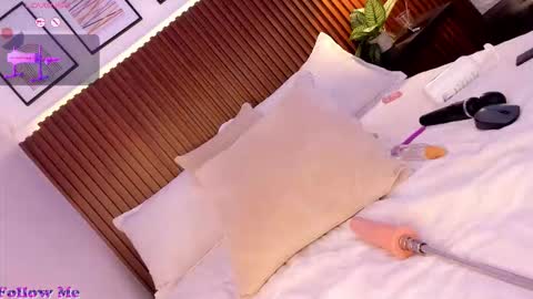 Snapshot of saraa_romero chatting on December 5, 4:32 am sara online show from December 5, 4:32 am