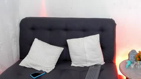 Snapshot of sarah_and_nicolle chatting on December 19, 3:18 am Sarah Redhair Nicolle Black hair online show from December 19, 3:18 am