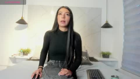 Snapshot of sarah_collens_ chatting on June 16, 11:24 am sarah_collens_ online show from June 16, 11:24 am