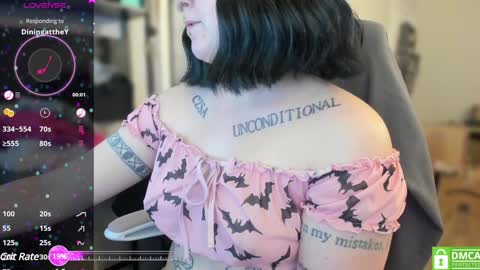 Snapshot of sarah_e_xx chatting on December 15, 6:18 am Sarah online show from December 15, 6:18 am