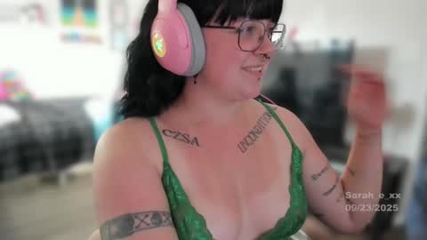 Snapshot of sarah_e_xx chatting on September 24, 12:25 am Sarah online show from September 24, 12:25 am