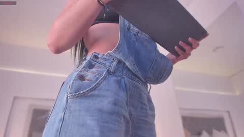 Snapshot of sarah_hiill chatting on December 18, 7:41 pm online show from December 18, 7:41 pm