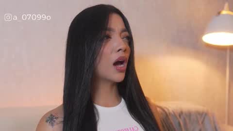 Snapshot of sarah_hiill chatting on December 17, 12:00 pm online show from December 17, 12:00 pm