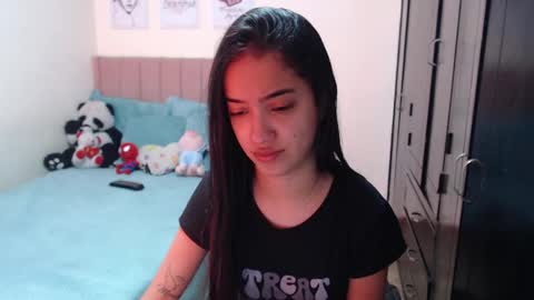 Snapshot of sarah_stone15 chatting on December 18, 10:57 pm Sarah online show from December 18, 10:57 pm