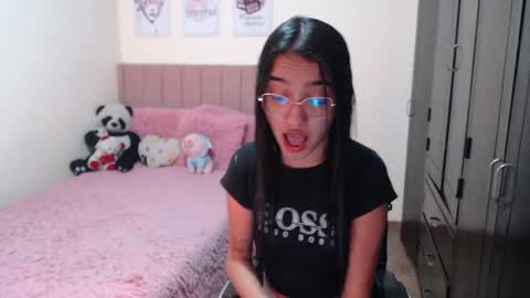 Snapshot of sarah_stone15 chatting on December 30, 4:19 pm Sarah online show from December 30, 4:19 pm