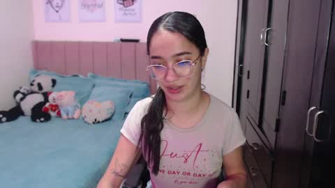 Snapshot of sarah_stone15 chatting on February 25, 11:33 pm Sarah online show from February 25, 11:33 pm