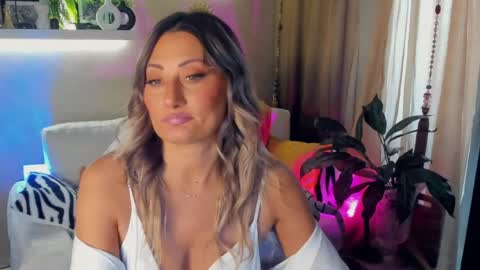 Divine Sarah NONUDE model online show from June 4, 7:58 am