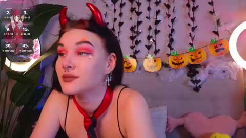 Snapshot of sarahhunny chatting on October 31, 7:48 pm Sarah online show from October 31, 7:48 pm