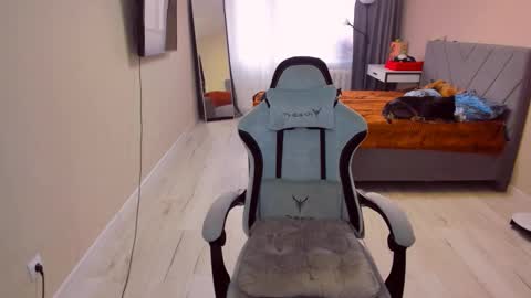 Sarah online show from April 9, 2:33 pm