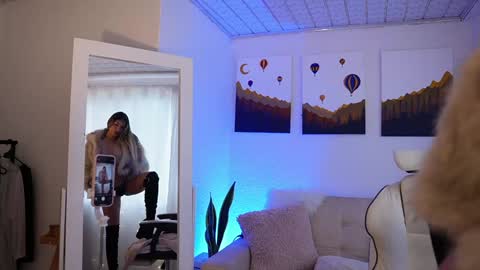 Snapshot of saraparisi_ chatting on December 7, 9:11 pm Sara online show from December 7, 9:11 pm