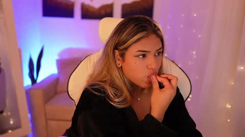 Snapshot of saraparisi_ chatting on December 22, 12:39 am Sara online show from December 22, 12:39 am