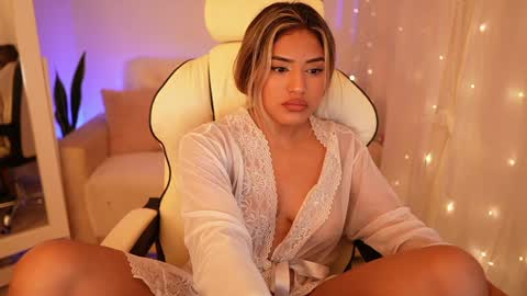 Snapshot of saraparisi_ chatting on December 27, 12:07 am Sara online show from December 27, 12:07 am