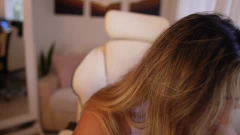 Snapshot of saraparisi_ chatting on January 10, 10:04 pm Sara online show from January 10, 10:04 pm