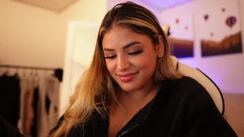 Snapshot of saraparisi_ chatting on January 12, 12:49 am Sara online show from January 12, 12:49 am