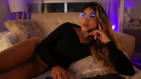 Snapshot of saraparisi_ chatting on March 5, 2:57 am Sara online show from March 5, 2:57 am