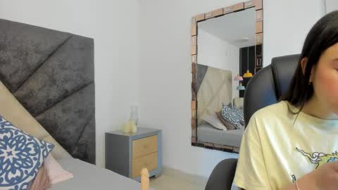 Snapshot of sarawagner_ chatting on September 26, 7:07 pm online show from September 26, 7:07 pm