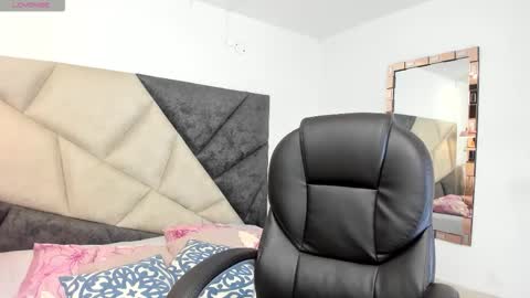 Snapshot of sarawagner_ chatting on November 13, 1:59 am online show from November 13, 1:59 am