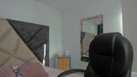 Snapshot of sarawagner_ chatting on July 2, 12:22 pm online show from July 2, 12:22 pm