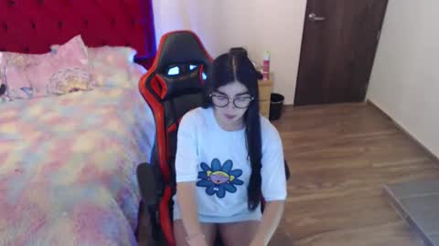 Snapshot of saray_honey1 chatting on April 26, 8:39 pm saray online show from April 26, 8:39 pm
