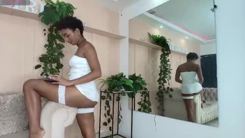 Snapshot of saray_mardez chatting on February 14, 1:18 pm Saray Mardez online show from February 14, 1:18 pm