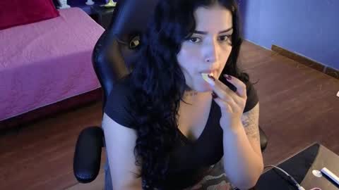 Sari  online show from December 3, 9:35 pm