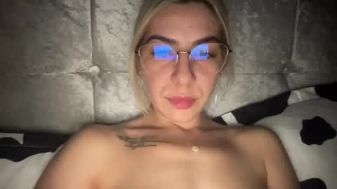 Snapshot of sarrah_rossy chatting on January 4, 1:10 am Sarrah online show from January 4, 1:10 am