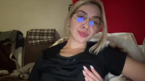 Snapshot of sarrah_rossy chatting on January 6, 12:27 am Sarrah online show from January 6, 12:27 am