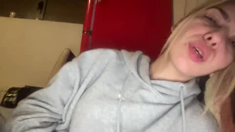 Snapshot of sarrah_rossy chatting on February 26, 12:27 am Sarrah online show from February 26, 12:27 am