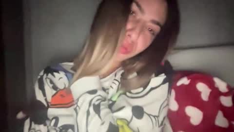 Snapshot of sarrah_rossy chatting on November 6, 10:54 pm Sarrah online show from November 6, 10:54 pm